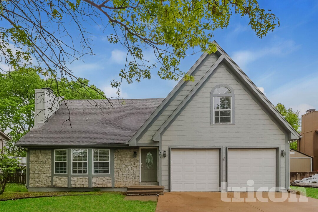 1400 Cottonwood Dr in Greenwood, MO - Building Photo