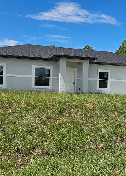 322 Mangonia Ave in Lehigh Acres, FL - Building Photo