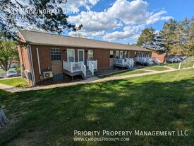 303 Rockingham Dr in Harrisonburg, VA - Building Photo