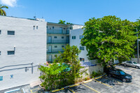 SOBE Gardens in Miami Beach, FL - Foto de edificio - Building Photo