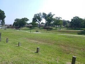 336 Lazy Ln in Montgomery, TX - Foto de edificio - Building Photo