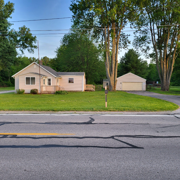 8445 Maumee Western Rd in Monclova, OH - Building Photo