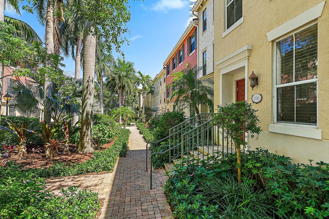 696 Fern St in West Palm Beach, FL - Foto de edificio