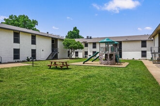Woodwind Apartments in Arlington, TX - Foto de edificio - Building Photo