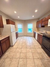 1336-1340 Cranston Street, Unit 1340 - 1st Floor Rear in Cranston, RI - Foto de edificio - Building Photo