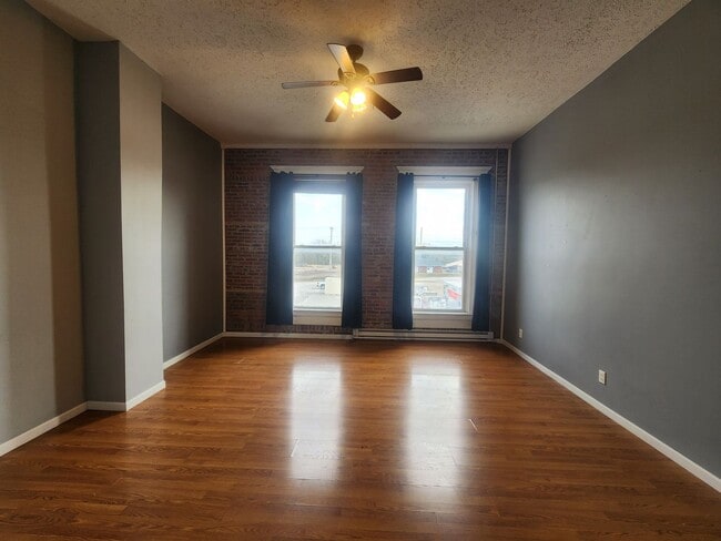 111 S Main St in Clinton, IN - Building Photo - Building Photo