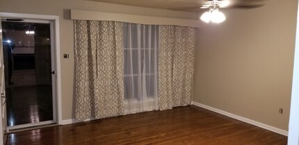 604 Maple St in Denham Springs, LA - Foto de edificio - Building Photo