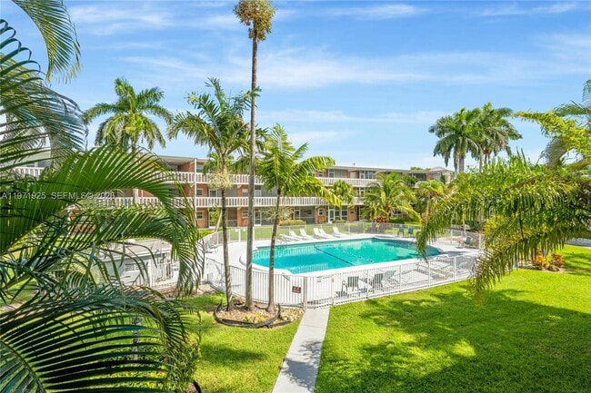 141 NE 10th Ave in Hallandale Beach, FL - Building Photo - Building Photo