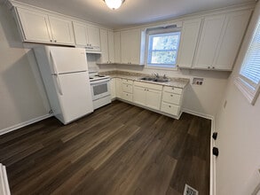 1121 Northwest Blvd, Unit 1121 in Newton, NC - Foto de edificio - Building Photo