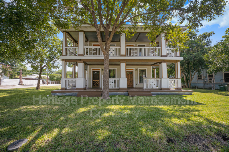 224 Queen Anne Ct in San Antonio, TX - Building Photo