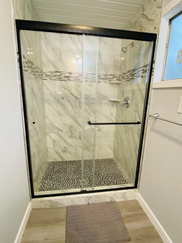 1002 Mt Vernon Dr in Modesto, CA - Foto de edificio - Building Photo