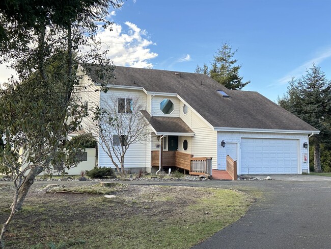 property at 633 Quinault Ave SE