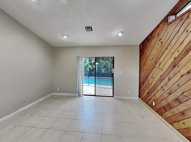 6408 NW 33rd Terrace in Pompano Beach, FL - Building Photo - Building Photo