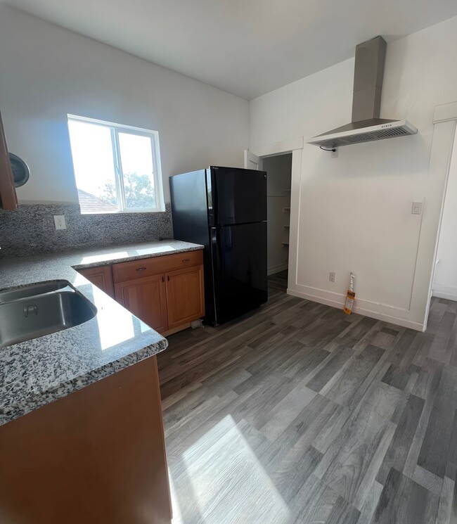 633 W 53rd St in Los Angeles, CA - Building Photo - Building Photo