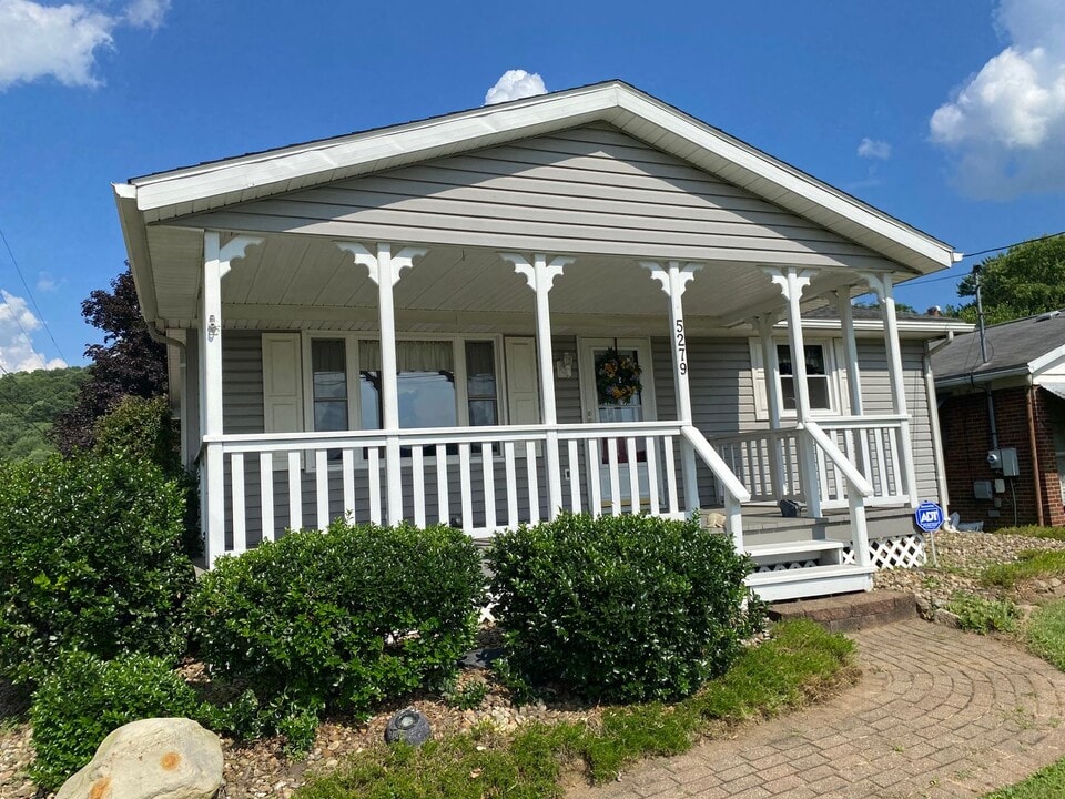 5279 N Wooster Ave in Dover, OH - Building Photo