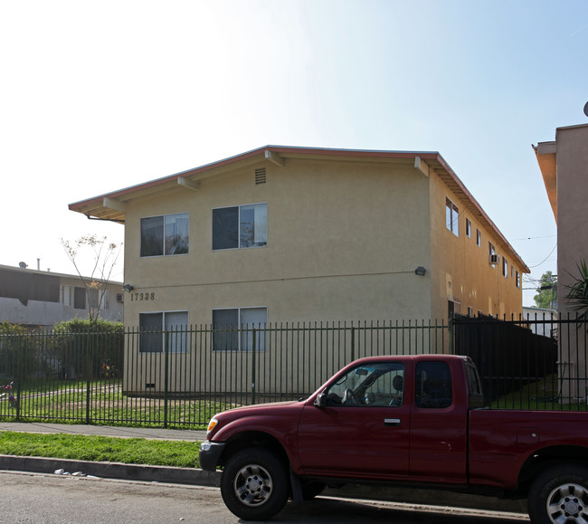 17938 Schoenborn St in Northridge, CA - Building Photo - Building Photo