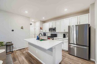 21207 E 59th Pl in Aurora, CO - Building Photo