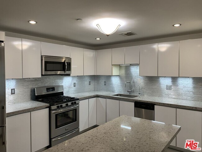 1730 Sawtelle Blvd in Los Angeles, CA - Building Photo - Building Photo