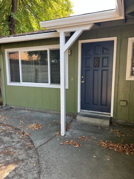 511-513 SE L St in Grants Pass, OR - Building Photo