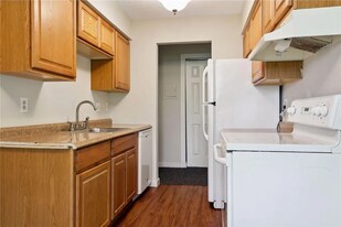 935 11th Ave S in Hopkins, MN - Building Photo