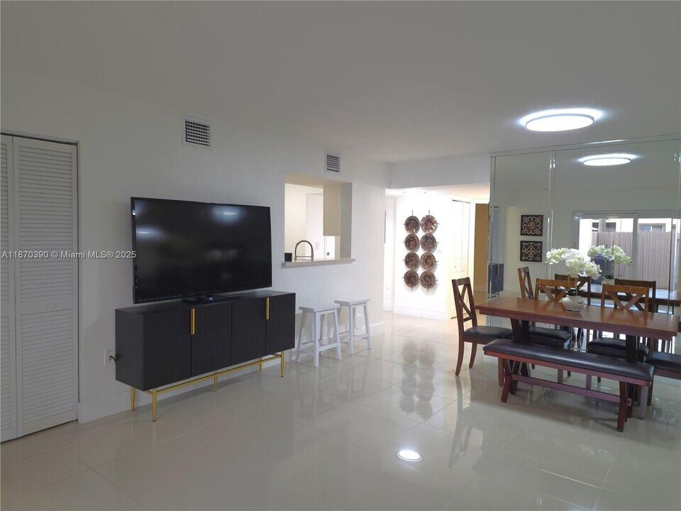 1120 NW 124 Pl in Miami, FL - Building Photo