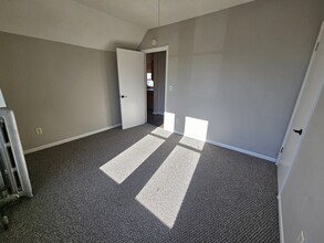 501 Center Ave, Unit Apt 3 in Decorah, IA - Foto de edificio - Building Photo