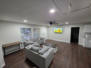 704 S Kansas Ave in League City, TX - Foto de edificio - Building Photo