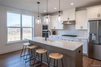 5556 Hobart Ct in West Bloomfield Township, MI - Building Photo - Building Photo