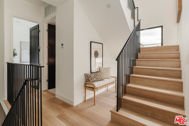 1954 S Garth Ave in Los Angeles, CA - Foto de edificio - Building Photo