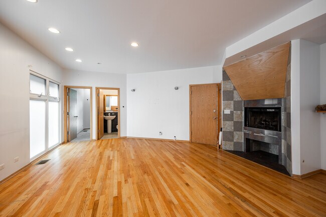 1049 N Winchester Ave, Unit 2 in Chicago, IL - Building Photo - Building Photo