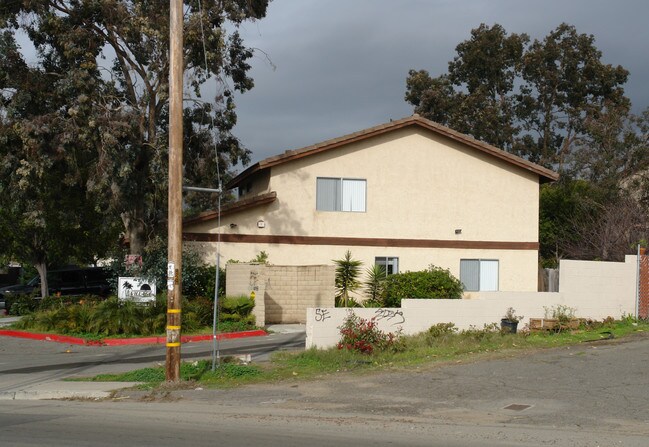 Village California in Vista, CA - Foto de edificio - Building Photo