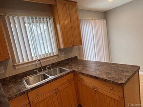 416 E Bernhard Ave in Hazel Park, MI - Building Photo - Building Photo