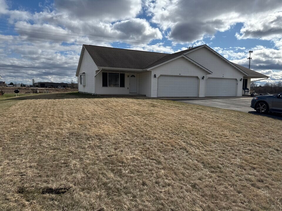 106 Sunshine Ct in Bonduel, WI - Building Photo