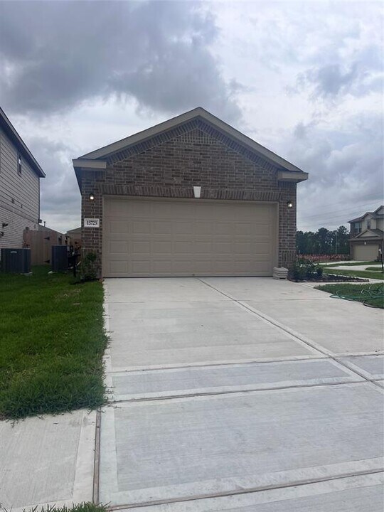 15723 Winter Heights Dr in Houston, TX - Foto de edificio