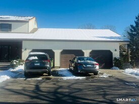 20 Crest Dr in Cromwell, CT - Building Photo