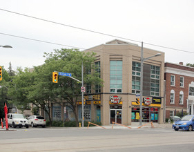 909 St Clair Ave W in Toronto, ON - Building Photo - Primary Photo