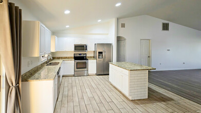 1946 NE 15th Ter in Cape Coral, FL - Foto de edificio - Building Photo