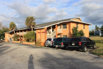 Beach House Apartments in Cocoa Beach, FL - Building Photo - Building Photo