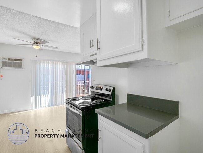 1026 Larch St. in Inglewood, CA - Building Photo - Building Photo