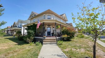 702 Clark St in Cambridge, OH - Building Photo