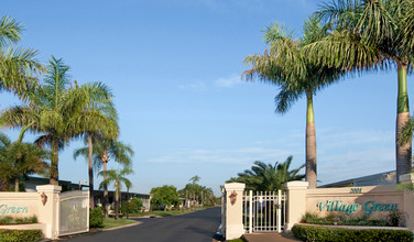 Village Green Active 55+ in St. Petersburg, FL - Foto de edificio - Building Photo