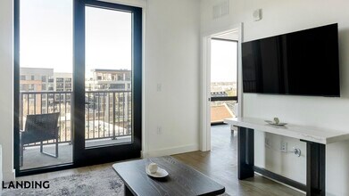 1007 S Mint St, Unit 820 in Charlotte, NC - Foto de edificio - Building Photo