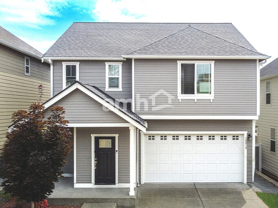 10627 137th St E in South Hill, WA - Building Photo