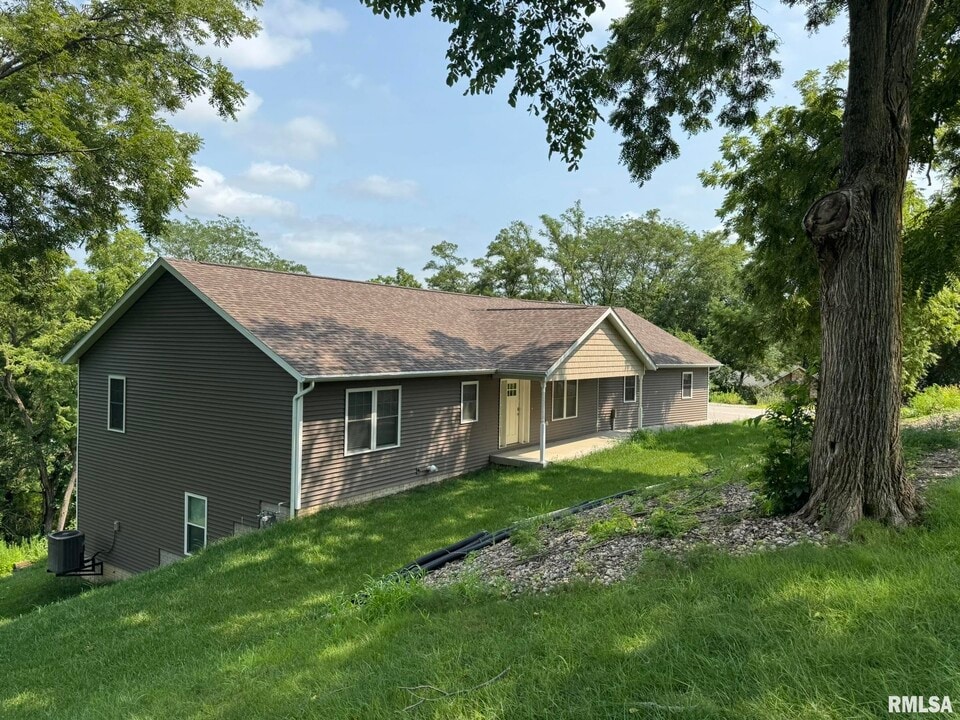 18 Elmwood Dr in Blue Grass, IA - Building Photo
