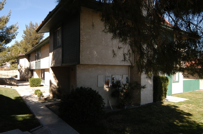 Burning Tree Town Homes in Victorville, CA - Foto de edificio - Building Photo