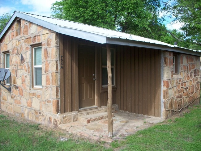 705 South St in Graham, TX - Building Photo - Building Photo