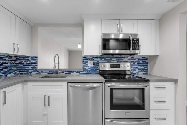 8045 SW 107th Ave in Miami, FL - Foto de edificio - Building Photo