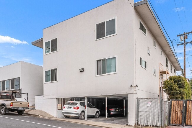 303 S Ola Vista in San Clemente, CA - Building Photo - Building Photo