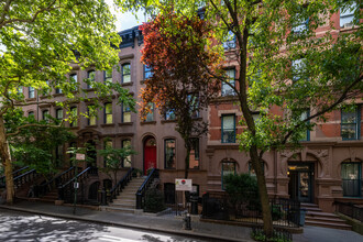 78 Perry St in New York, NY - Building Photo - Building Photo