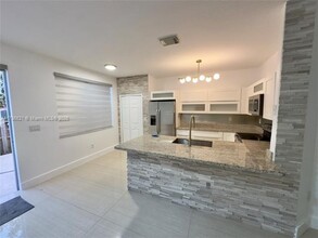 8143 NW 107th Path in Miami, FL - Building Photo - Building Photo